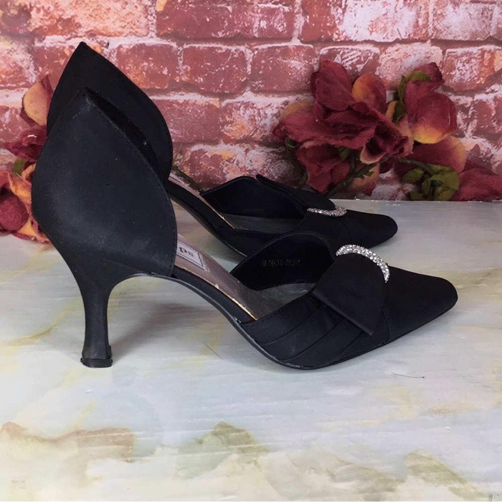 Vintage Step Up Elegant Black Satin Pumps with Rhinestone Detail - Picture 4 of 9